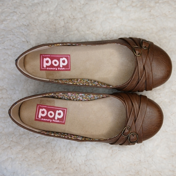 Pop Brown Flats with Crisscross Design - Picture 4 of 9